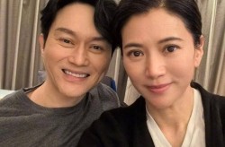 袁咏仪素颜吃烤肉被偶遇张智霖主动邀粉丝合照超亲民_明星娱乐